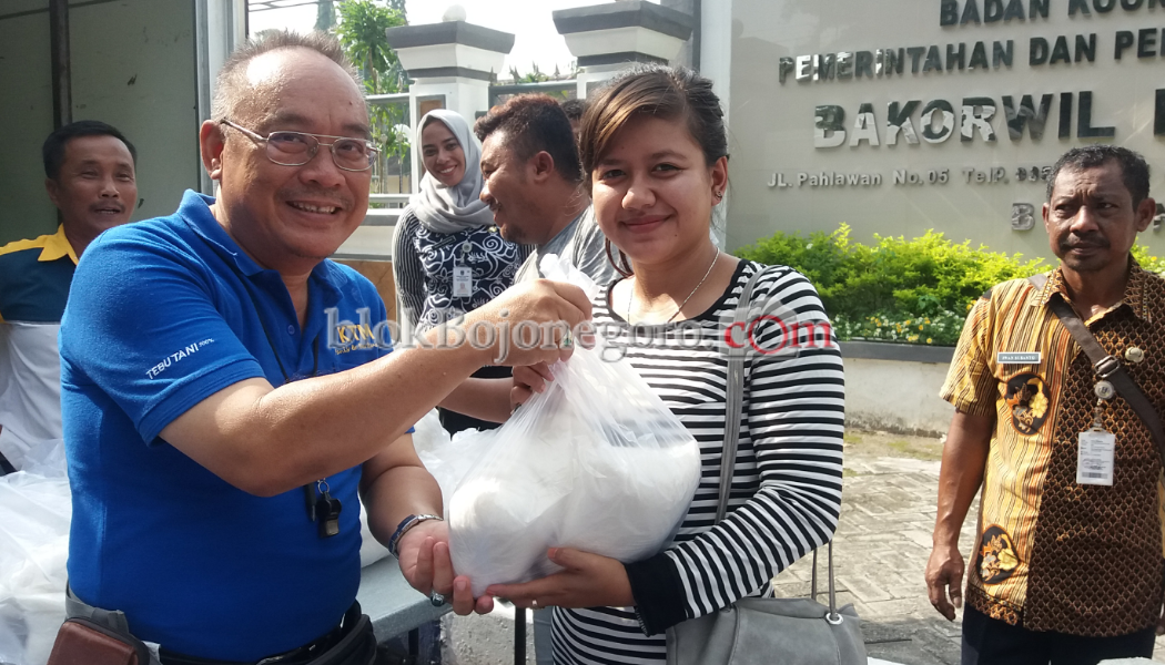 Hanya 2 Jam, 2,5 Ton Gula Pasir Habis Diserbu Warga