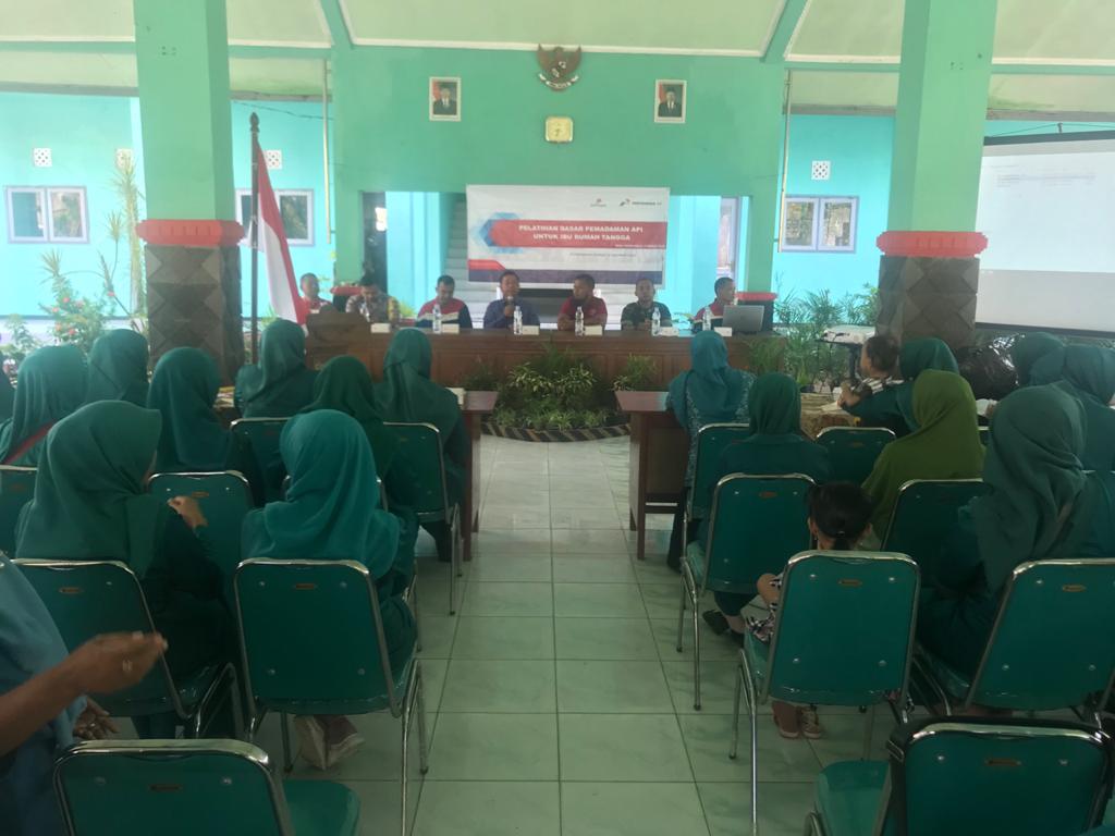Puluhan Ibu-ibu di Campurejo Latihan Pemadaman Api