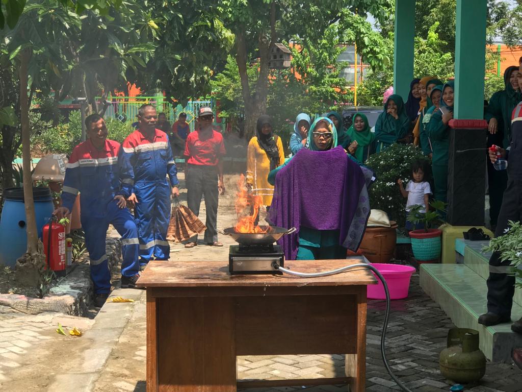 Latihan Padamkan Api, Antisipasi Kebakaran di Rumah