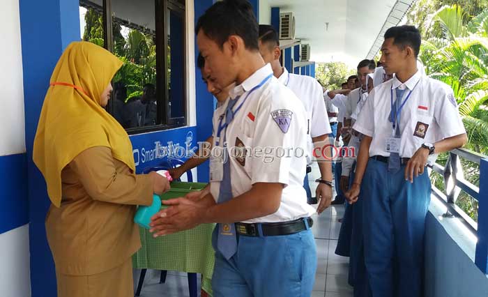 Siswa Disemprot Cairan Antiseptik Sebelum Masuk Ruang Ujian
