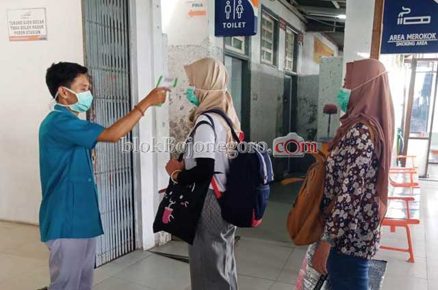 Petugas Kesehatan Cek Kesehatan Penumpang yang Turun di Stasiun