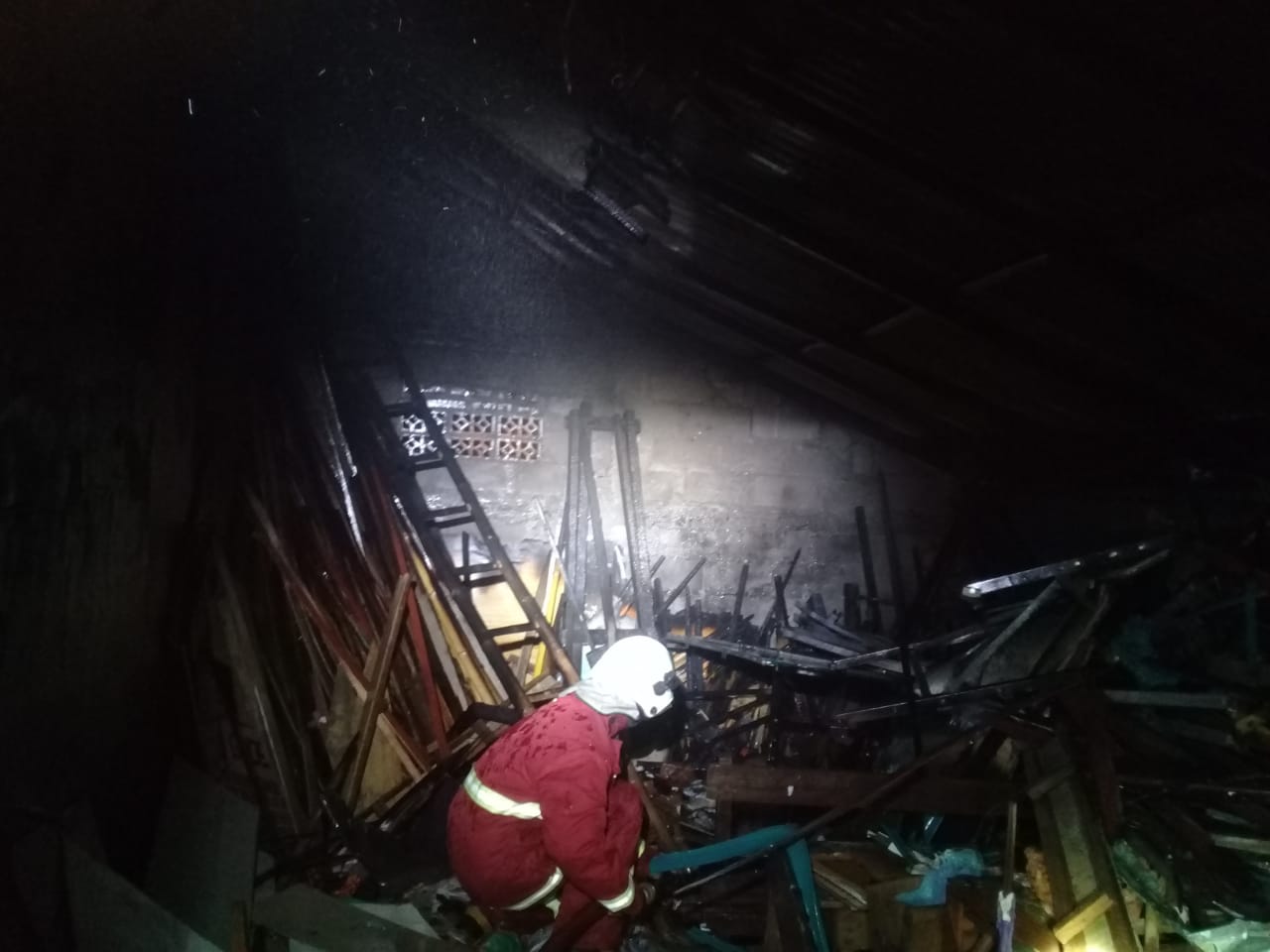 Diduga Korsleting, Gudang Barang Bekas SDN Pohbogo III Terbakar
