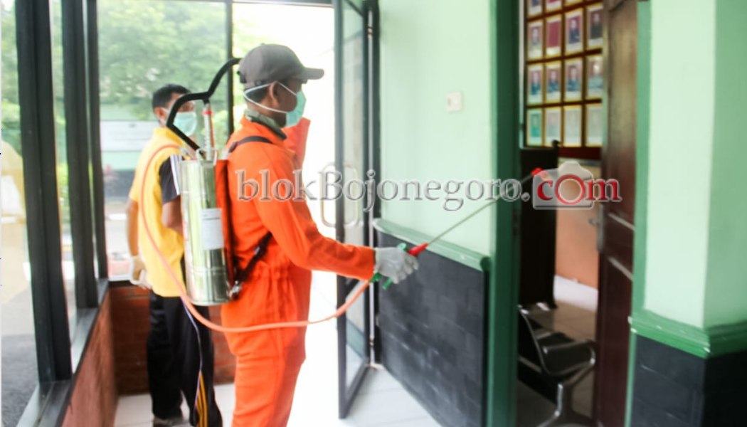 Cegah COVID-19, Dinkes Semprot Disinfektan di Lingkungan Kodim Bojonegoro
