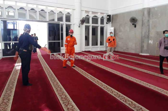 Sebelum Salat Jumat, Masjid At-Taqwa Disemprot Disinfektan