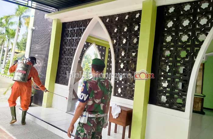 Cegah Corona, Masjid Disemprot Desinfektan