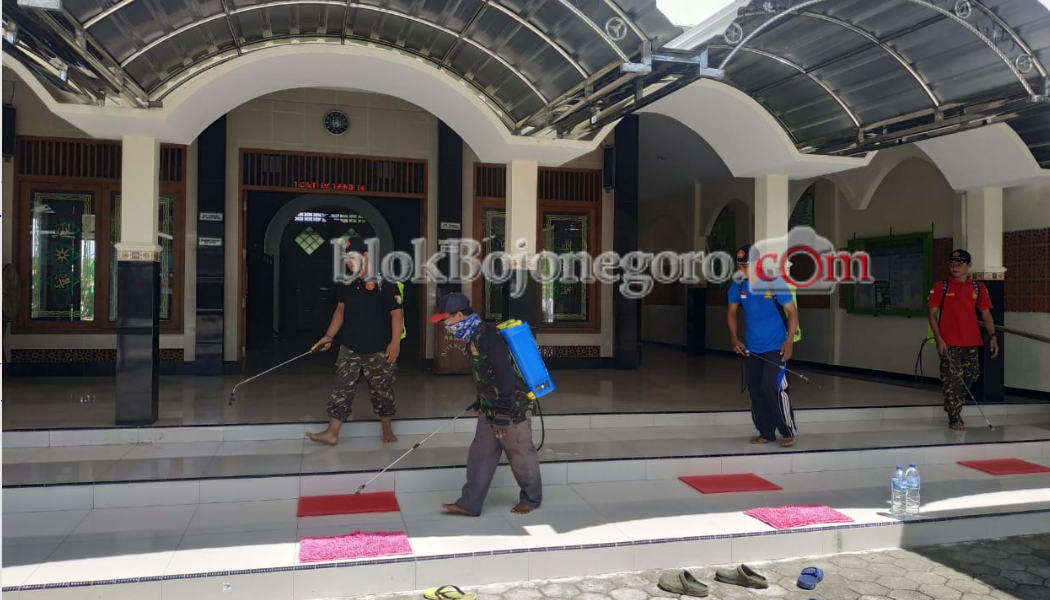 Warga NU Kasiman Semprot Disinfektan Fasilitas Umum