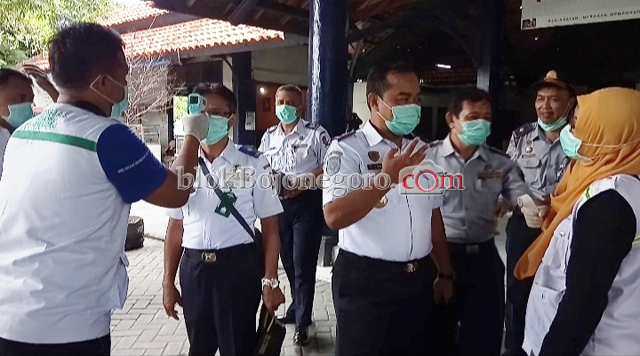 Dishub Ukur Suhu Badan Penumpang di Terminal Rajekwesi