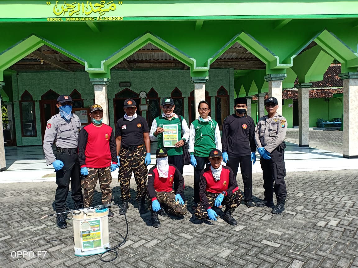 MWC NU dan Ansor Sumberrejo Semprot Fasum Cegah Corona