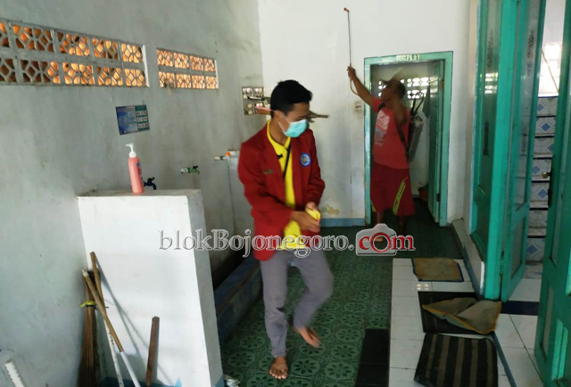 Mahasiswa STIT Muhammadiyah Semprot Disinfektan di Lokasi KKN