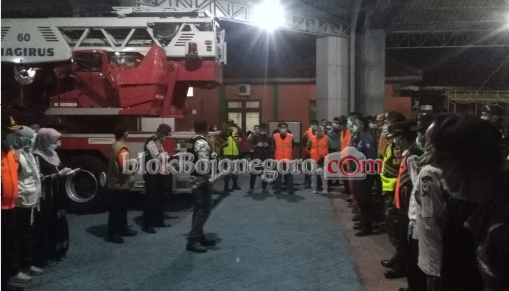 Tak Hanya Semprot Disinfektan, Warga Nongkrong Langsung Dibubarkan