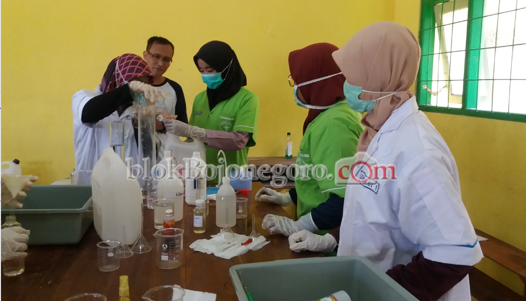 SMKN Dander Sumbangkan 25 Liter Handsanitizer untuk Disdik Jatim