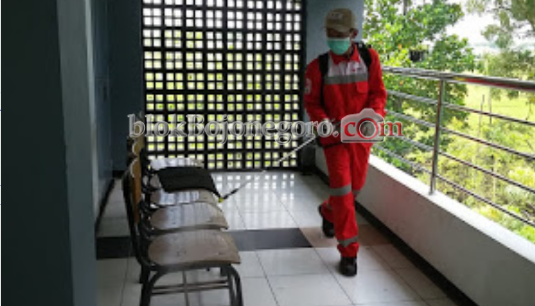 Cegah Corona PMI Bojonegoro Semprot Disinfektan di Beberapa Sekolah