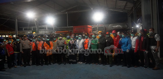 Puluhan Petugas Gabungan Semprot Disinfektan Keliling Kota