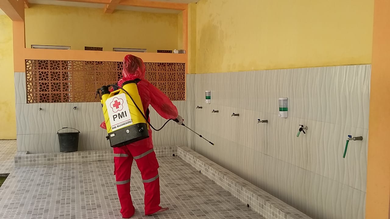 Sebelum Salat Jumat, Masjid Disemprot Disinfektan