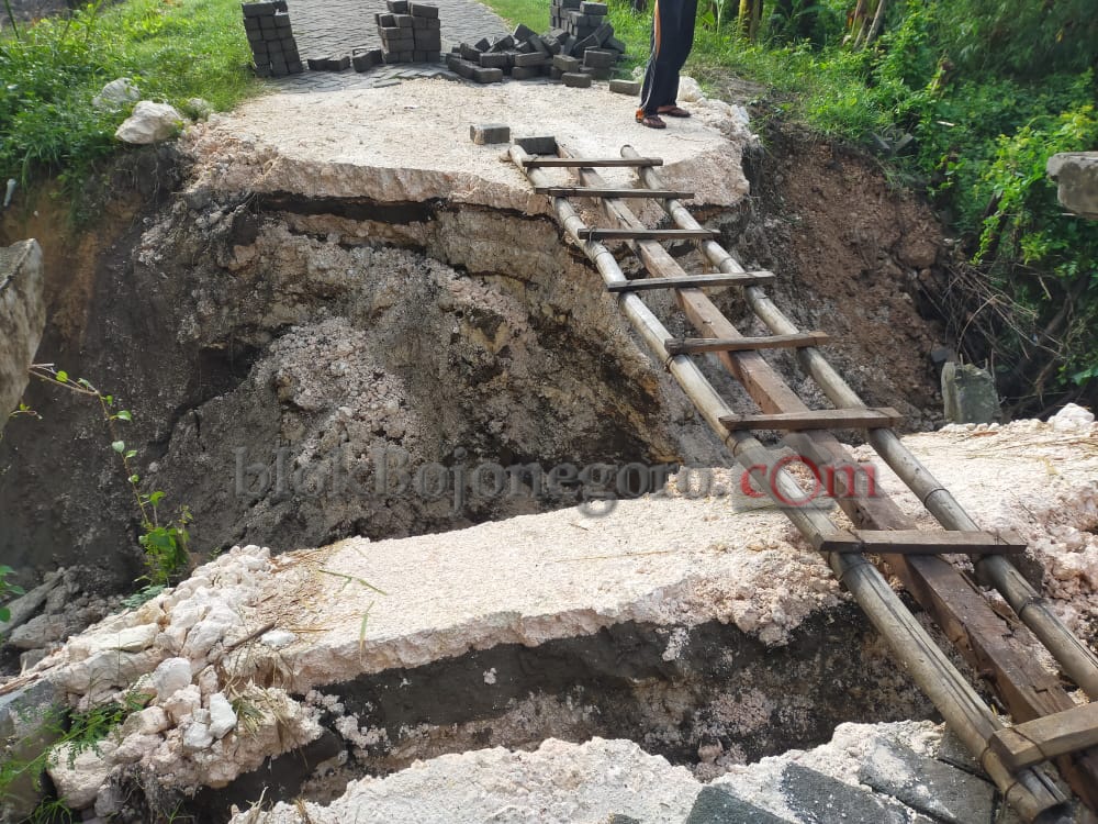 Hujan dan Derasnya Air Kali Kedung, Jembatan di Kedungbondo Ambrol