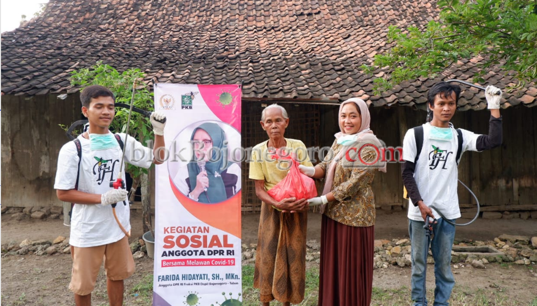 Anggota DPR RI Ini Semprot Disinfektan dan Santuni Masyarakat