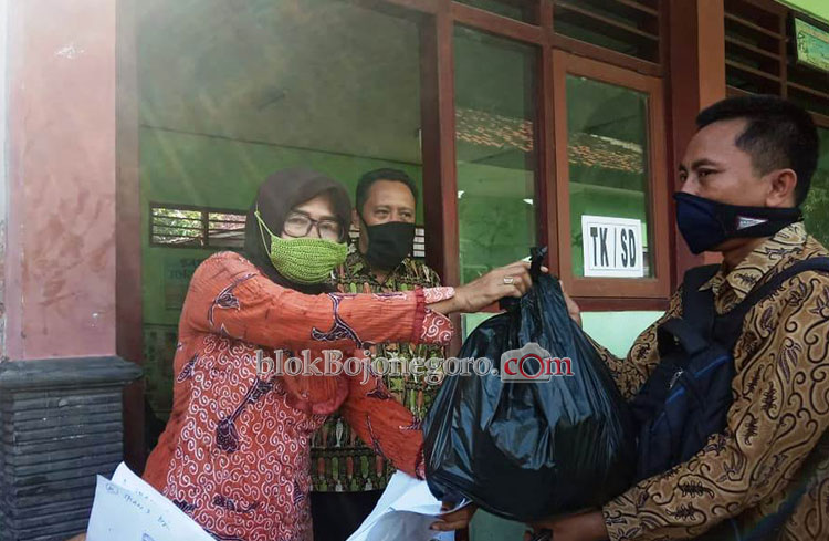 Puluhan Pedagang Kantin di Kota Terima Paket Sembako