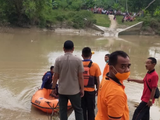 Sisir Sungai, Warga dan Tim SAR Cari Korban