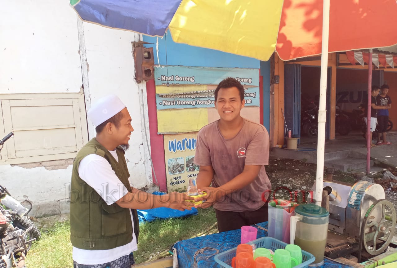 Bagikan Sembako, Zahir Mania Baksos Ke Daerah Pelosok