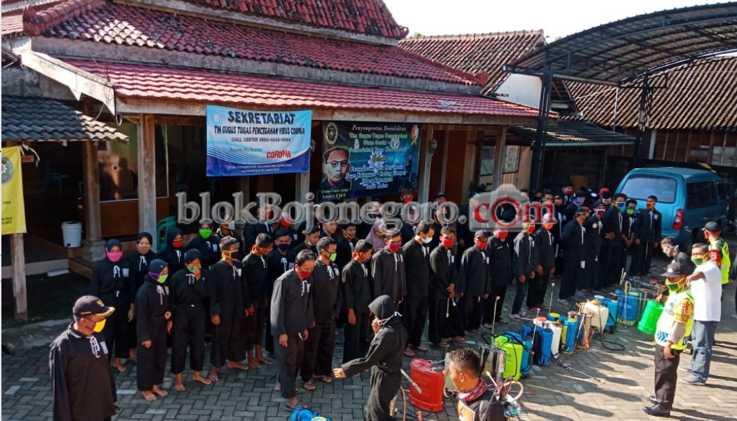 Kompak, Warga PSHT Semprot Desinfektan