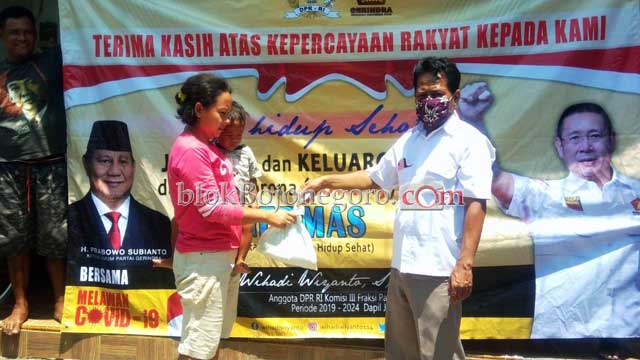 Perhatikan Dampak Ekonomi, Wihadi Bagikan Sembako