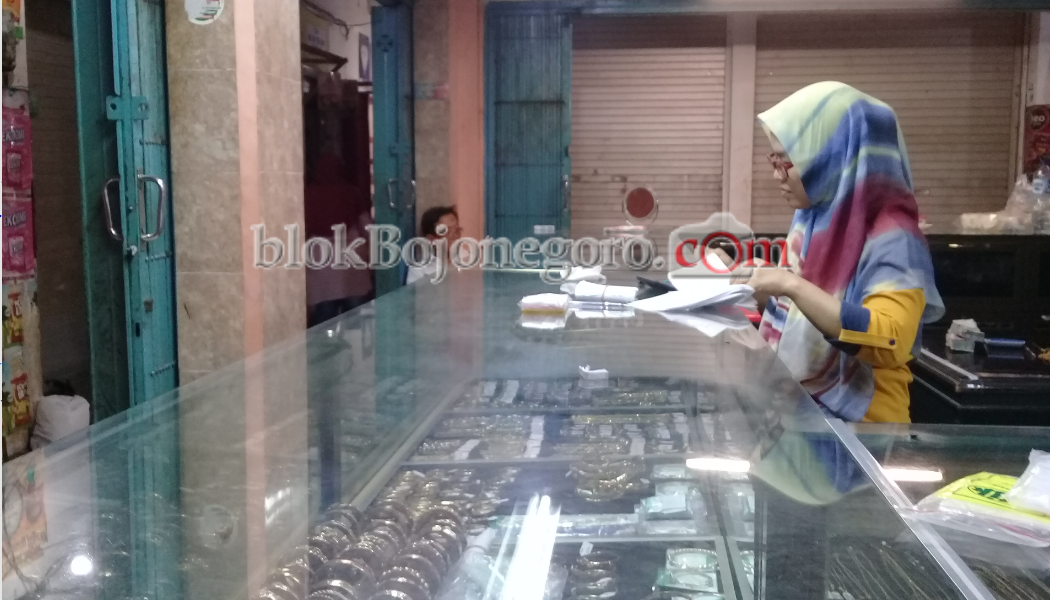 Harga Emas Antam Merosot Rp8.000 Per Gram