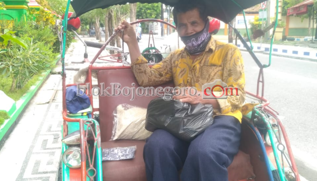 Pandemi Corona, Tukang Becak Dapat Bantuan Sembako