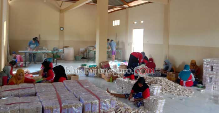 Melihat Produksi Jajan Jipang di Ngasem