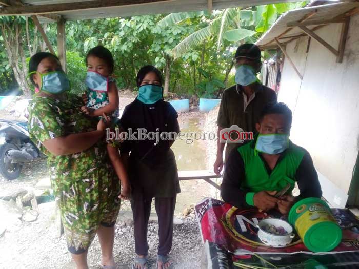 Komunitas Sejubah Bagikan Masker Hingga Sembako