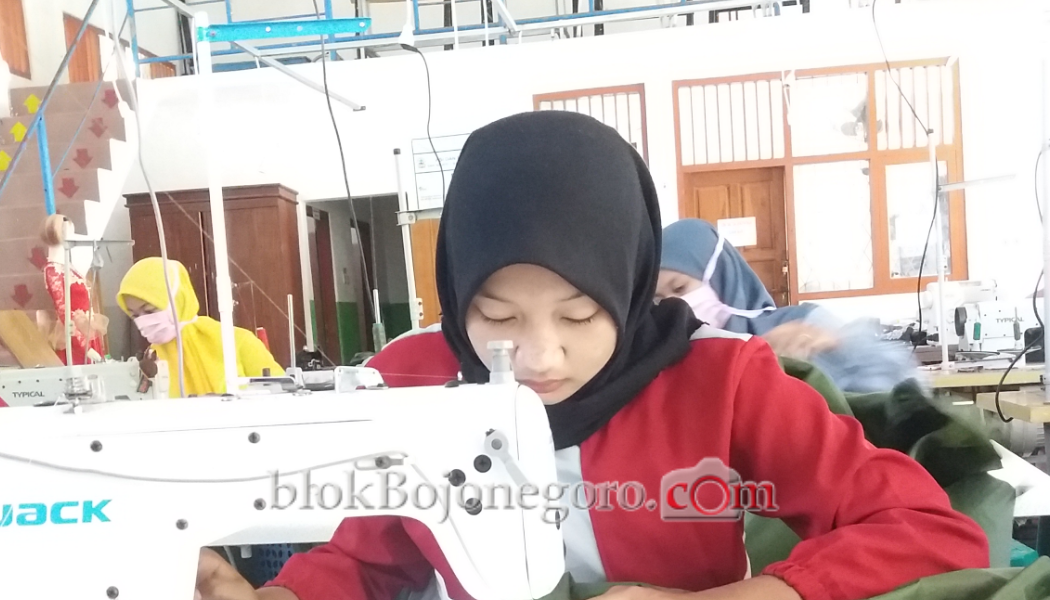 SMKN Sugihwaras Kerjakan APD Pesanan Wagub Jatim