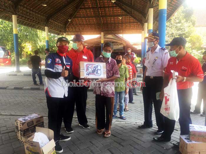 Pemuda Peduli, SMI Bojonegoro Bagikan Sembako ke Asongan