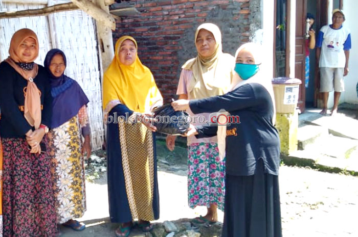 Ringankan Beban Warga, Bagikan Sembako