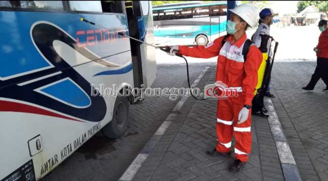 PMI Lakukan Penyemprotan Disinfektan Angkutan Umum