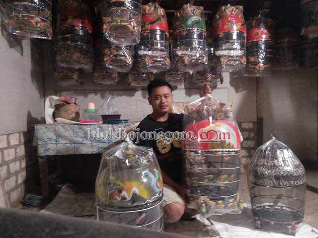 Jarang Kirim Luar Kota, Perajin Sangkar Burung Jual ke Kios