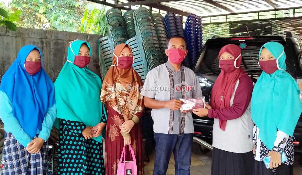 Tanggap Covid-19, Pelajar NU Sendangrejo Bagi Masker
