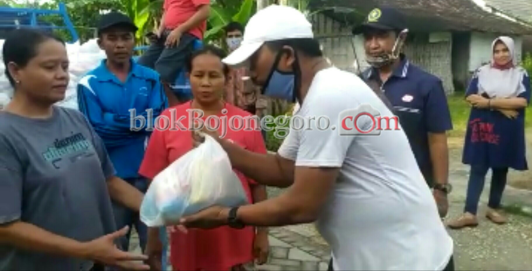 Datangi Warga, Kades Sukowati Bagikan Sembako