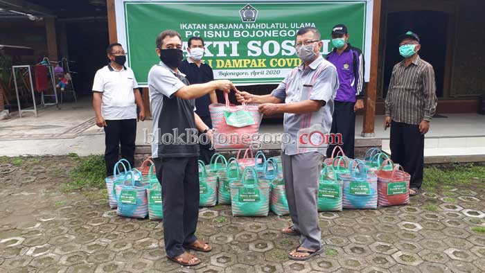 Peduli Sekitar, PC ISNU Bojonegoro Bagikan Sembako