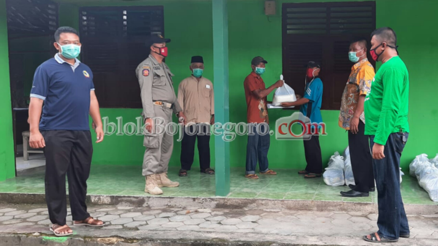 Sembako Diterimakan Simbolis ke Warga