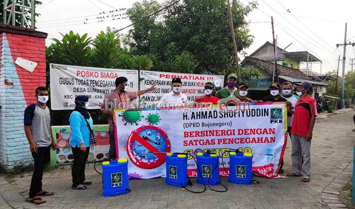 Gus Shofi Bagikan 1.500 Masker dan 10 Ribu Disinfektan ke Warga