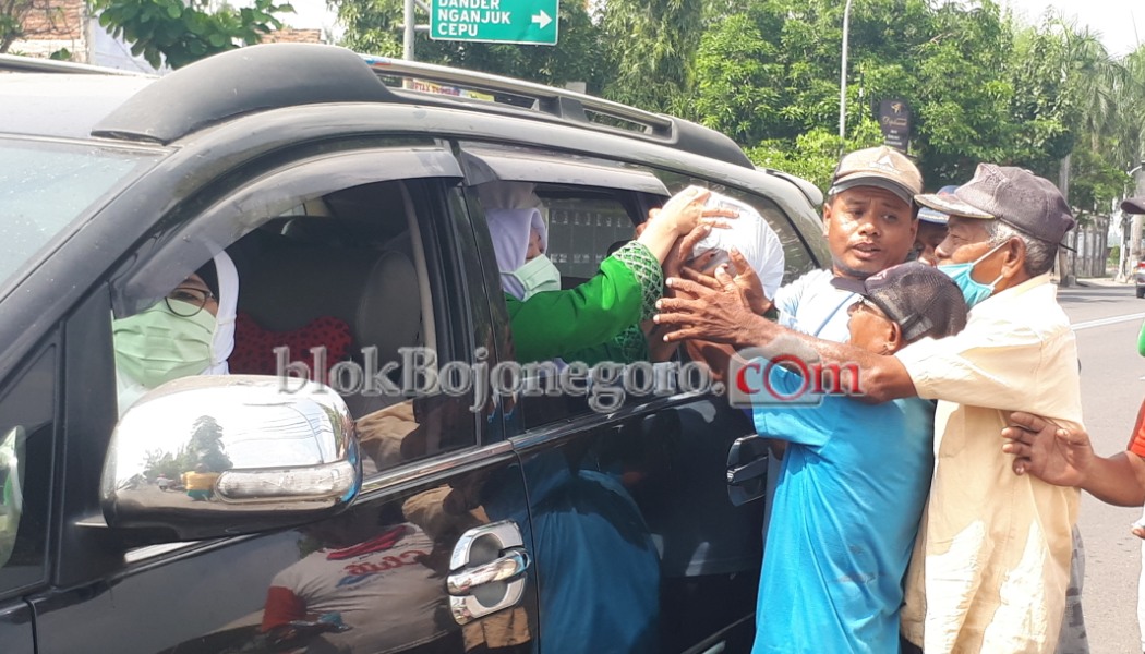 PC Muslimat Bojonegoro Salurkan Sembako dan Masker