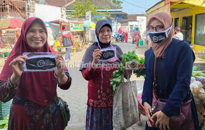 CEC Bojonegoro Bagi Masker di 10 Pasar Tradisional