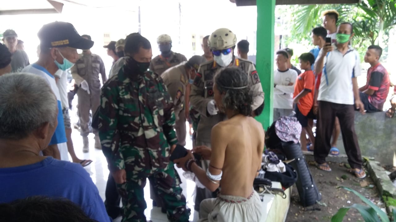 Orang Gangguan Jiwa Ngamuk, Pengendara Jadi Korban