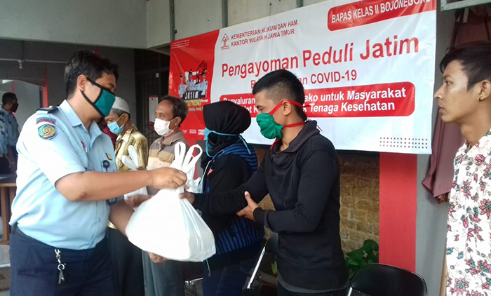 Usai Bebas, Napi Terima Sembako