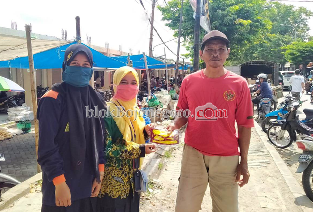 Hari Kartini, Pelajar NU Baureno Bagikan Masker