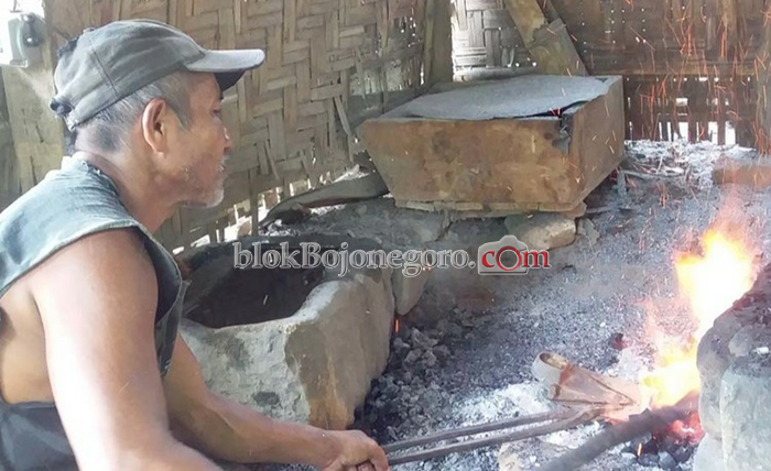 Menengok Aktivitas Pandai Besi di Pelosok Bojonegoro