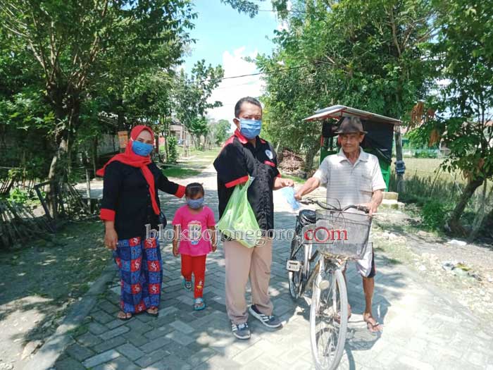 Perkumpulan Disabilitas Bojonegoro Bagikan Masker