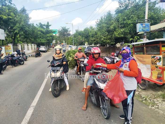 UPK Kecamatan Dander Bagikan Ribuan Masker di Depan Pasar