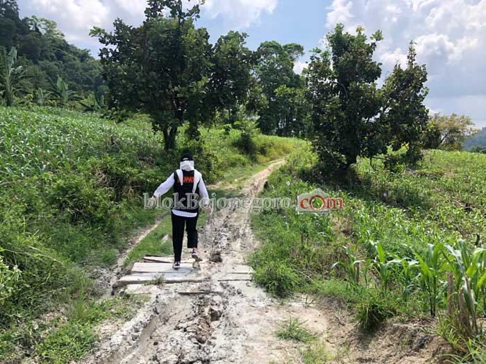 Bupati Lihat Infrastruktur Dusun di Bojonegoro Terluar