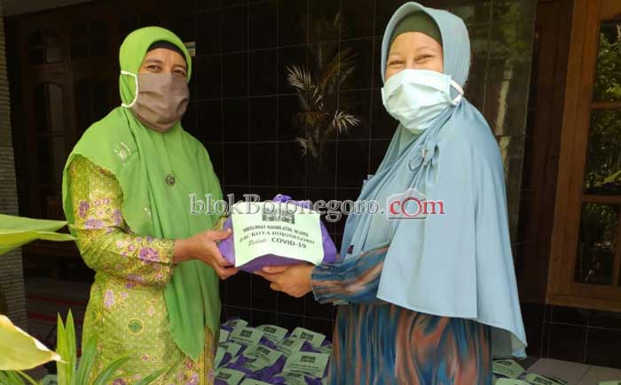 PAC Muslimat Kota Salurkan Sembako dan Masker