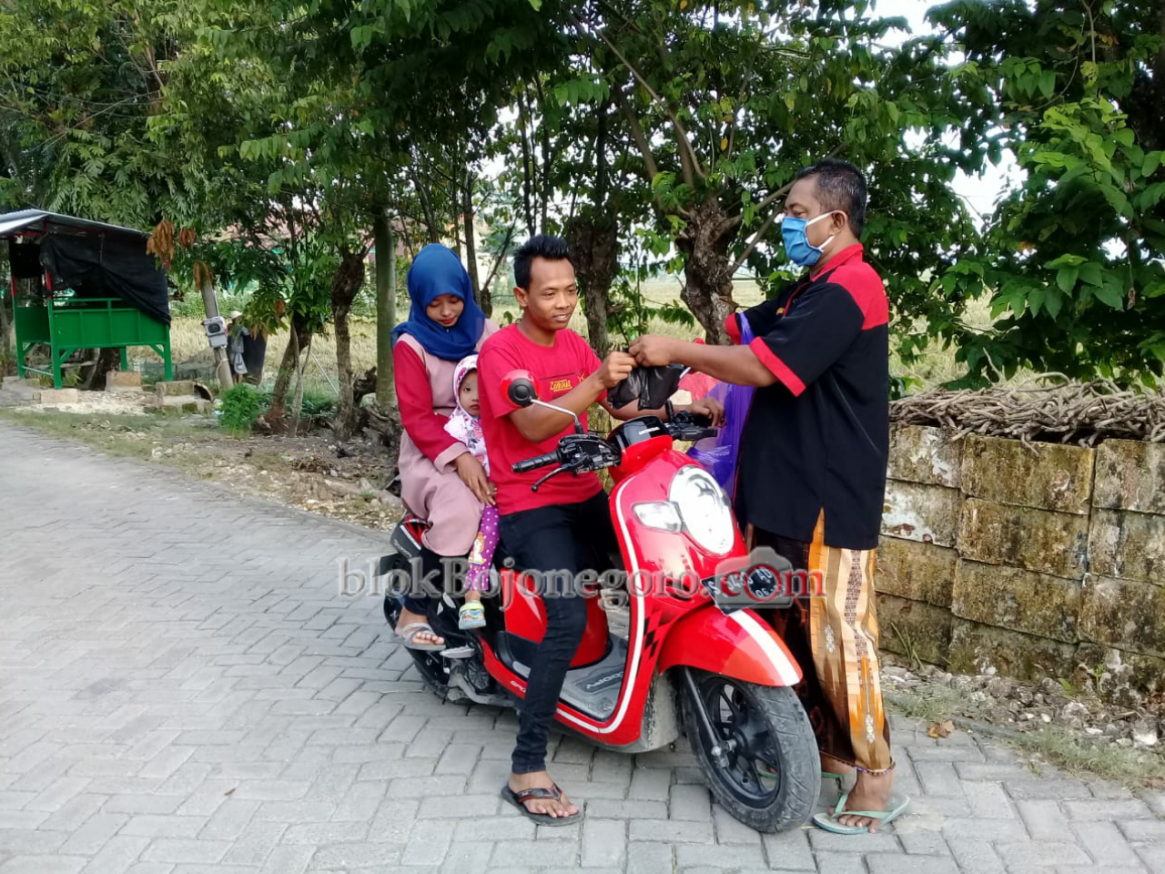 Penyandang Disabilitas Bojonegoro Bagi Takjil di Tiga Kecamatan